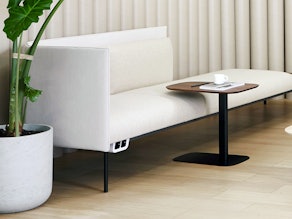 Aufbausteckdose NETBOX Juke montiert unter dem Sofa Aufbausteckdose NETBOX Juke montiert unter dem Sofa