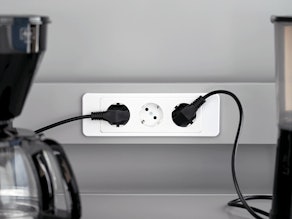 Prise encastrée NETBOX MEB avec cadre en blanc Prise encastrée NETBOX MEB avec cadre en blanc
