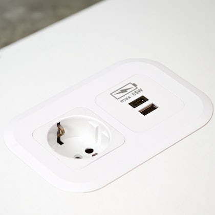 Presa di corrente NETBOX Flush con caricabatterie USB A + C NETBOX Flush con presa di tipo F e caricatore USB