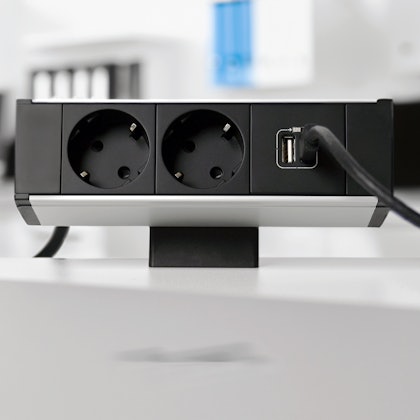 NETBOX Fusion con caricatore USB in ufficio NETBOX Fusion con caricatore USB