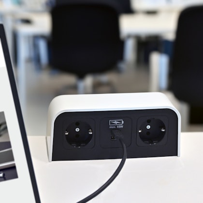 NETBOX Juke 3-gang avec chargeur USB sur la table NETBOX Juke 3-gang avec chargeur USB sur la table