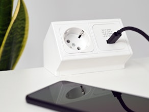 NETBOX Smart surface-mounted socket outlet with Schuko and USB-C charger in white NETBOX Smart surface-mounted socket outlet with Schuko and USB-C charger in white